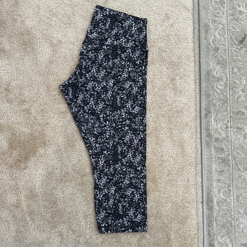 SOLD Lululemon Black and Tan Align Leggings, cropped